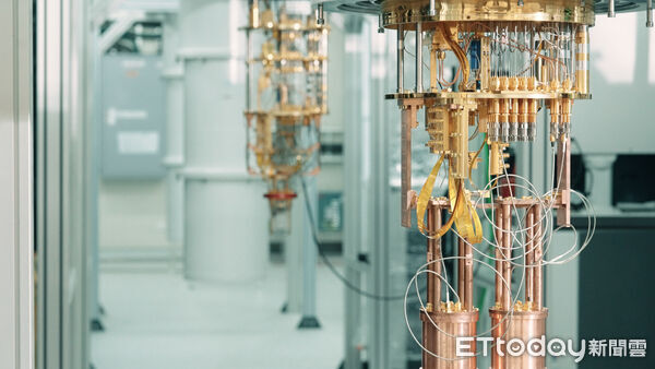 ▲▼中研究發表量子電腦晶片製程科學研發成果，不僅成功以8吋晶圓機台製作高品質超導量子位元，也揭牌國內首座量子晶片製程研發平台與量子計算測試平台。（圖／中研院提供）