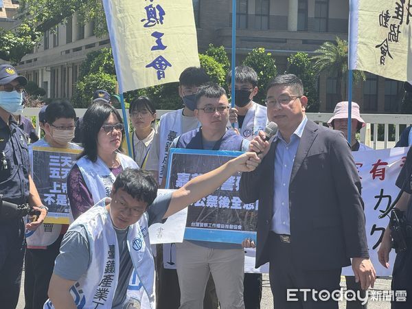 ▲▼台鐵頻傳旅客暴力攻擊事件，產業工會今前往政院陳情。（圖／記者李姿慧攝）