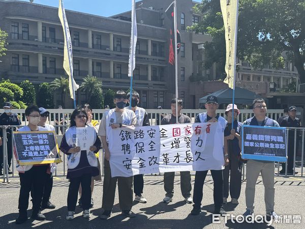 ▲▼台鐵頻傳旅客暴力攻擊事件，產業工會今前往政院陳情。（圖／記者李姿慧攝）