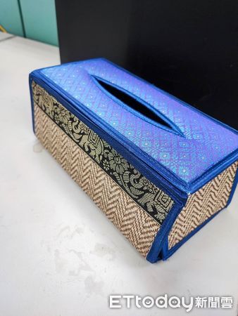 ▲▼高檢署今（10日）舉辦第12波安居緝毒專案成果發表，展示高雄地檢署指揮警調緝獲泰國進口精裝竹蓆面紙盒夾藏毒品海洛因25公斤，行政院長卓榮泰出席嘉勉。（圖／調查局提供）