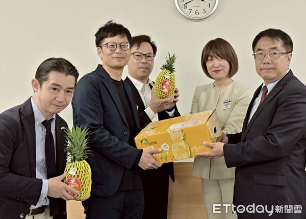 ▲台南市長黃偉哲於札幌丸井三越推廣鳳梨、芒果等台南農產，業者現場讚嘆台灣水果風味濃鬱。（記者林東良翻攝，下同）