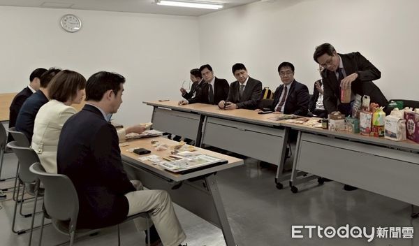 ▲台南市長黃偉哲於札幌丸井三越推廣鳳梨、芒果等台南農產，業者現場讚嘆台灣水果風味濃鬱。（記者林東良翻攝，下同）