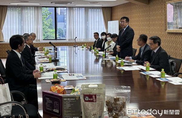 ▲台南市長黃偉哲於札幌丸井三越推廣鳳梨、芒果等台南農產，業者現場讚嘆台灣水果風味濃鬱。（記者林東良翻攝，下同）