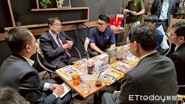 ▲台南市長黃偉哲於札幌丸井三越推廣鳳梨、芒果等台南農產，業者現場讚嘆台灣水果風味濃鬱。（記者林東良翻攝，下同）