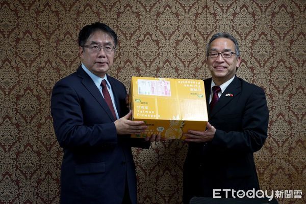 ▲台南市長黃偉哲於札幌丸井三越推廣鳳梨、芒果等台南農產，業者現場讚嘆台灣水果風味濃鬱。（記者林東良翻攝，下同）