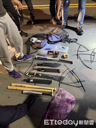 ▲▼警方攔下楊男等3人犯案車輛，救出廖男，警方起獲犯案工具及廖男遭搶的金飾             。（圖／記者陳以昇翻攝）