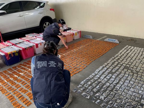 ▲▼高檢署今（10日）舉辦第12波安居緝毒專案成果發表，展示橋頭地檢署指揮警調破獲藏身山區果園的「喵喵」製毒工廠，行政院長卓榮泰出席嘉勉。（圖／調查局提供）