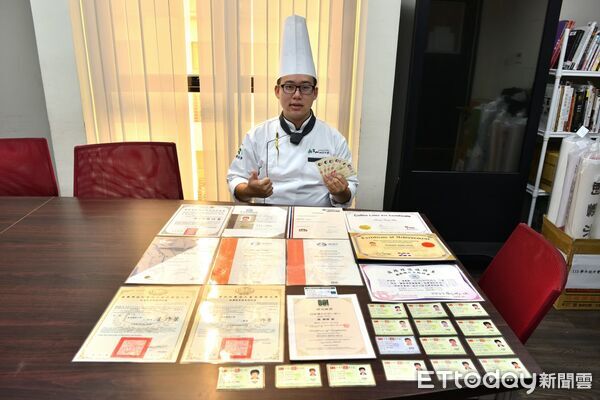 ▲黃秉樺考取37張餐飲證照並斬獲多項競賽金牌，展現技職實力。（圖／記者林東良翻攝，下同）