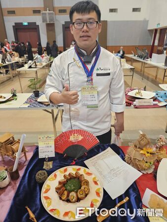 ▲黃秉樺考取37張餐飲證照並斬獲多項競賽金牌，展現技職實力。（圖／記者林東良翻攝，下同）