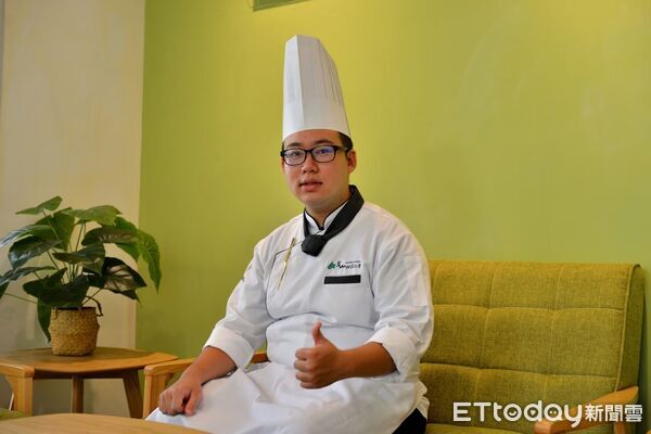 ▲黃秉樺考取37張餐飲證照並斬獲多項競賽金牌，展現技職實力。（圖／記者林東良翻攝，下同）