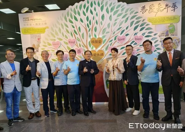 ▲左五起社團法人小樹傳愛協會陳俊秀副理事長、中外貿協會王熙蒙秘書長、社團法人小樹傳愛協會發起人Dammy老師與貴賓合影。（圖／記者張佩芬攝）