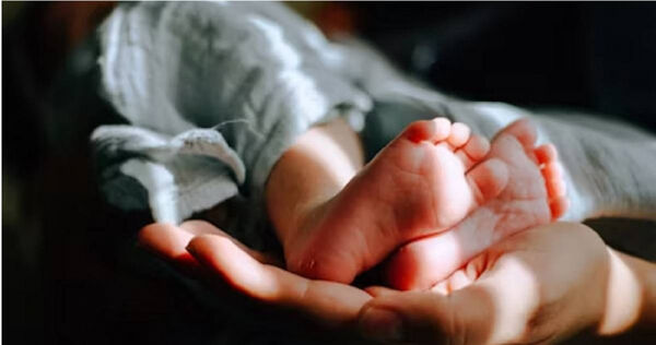 台灣嬰兒出生率逐年下降，人口高齡化與少子化問題日益嚴重，根據內政部最新人口統計，今（2025）年5月全台出生人口僅8433人，再創歷史新低紀錄，已連續53個月「生不如死」，人口持續負成長。（示意圖／翻攝自unsplash）