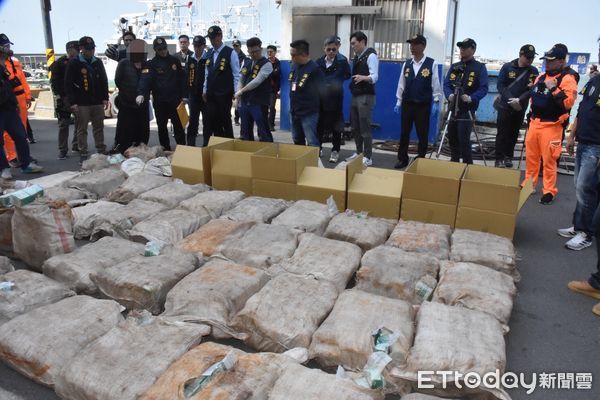 ▲警方與海巡人員查獲大量走私毒品。（圖／記者楊永盛攝，下同）