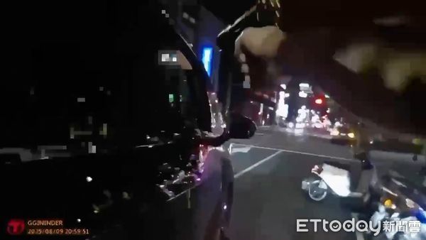 ▲吳姓駕駛開著LM豪車險衝撞警員，遭警員掏槍上膛制止。（圖／記者張君豪翻攝）