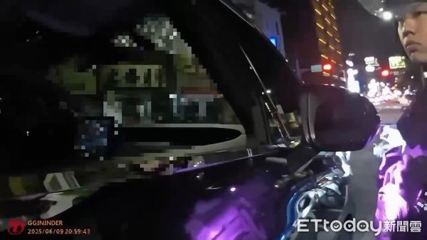 ▲吳姓駕駛開著LM豪車險衝撞警員，遭警員掏槍上膛制止。（圖／記者張君豪翻攝）