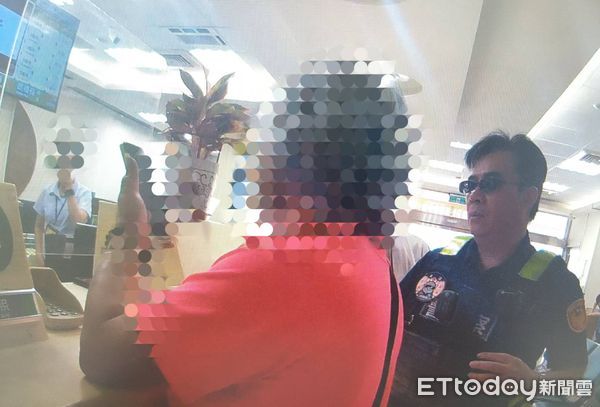 ▲東港警方阻止陸女被騙。（圖／記者陳崑福翻攝）