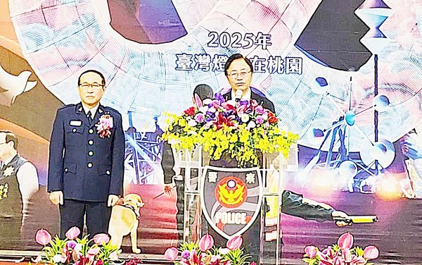 ▲桃園市長張善政今天上午出席警察節表揚大會上向全體警察致詞感謝，左為市警局局長吳坤旭。（圖／市府警察局提供）