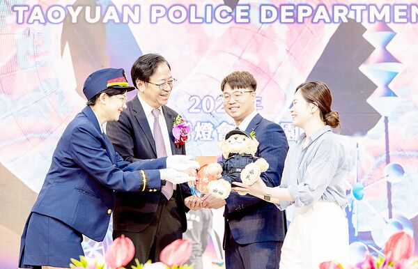 ▲桃園市長張善政今天上午出席警察節表揚大會頒獎給獲獎人員及民力眷屬，同時致贈警察小熊給獲獎人員。（圖／市府新聞處局提供）