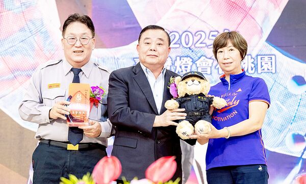 ▲桃園市議會議長邱奕勝頒獎給協勤民力與眷屬與警察小熊等獎項。（圖／市府新聞處局提供）