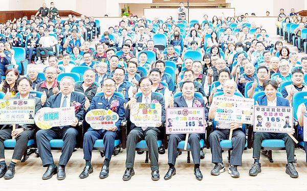 ▲桃園市長張善政今天上午出席警察節表揚大會，會後與出席人員與獲獎代表大合照。（圖／市府新聞處局提供）
