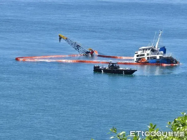 ▲金探吉遊艇載運工人利用吸油棉清除殘油。（圖／記者葉建雄攝）