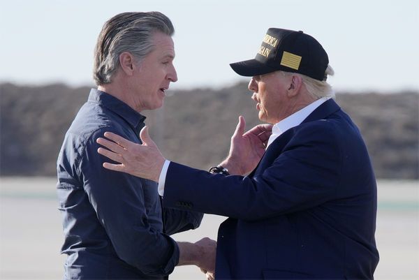 ▲▼2025年1月洛杉磯爆發野火時，川普（Donald Trump）與加州州長紐森（Gavin Newsom）在停機坪上握手。（圖／達志影像／美聯社）