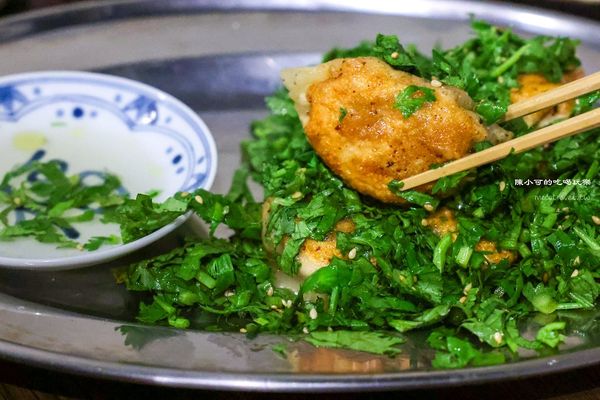 ▲▼雙連站宵夜推薦「福餃FUKGYO」，必吃鐵鍋煎餃。（圖／部落客陳小可提供）