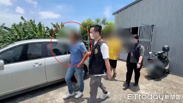 ▲▼李能謙在高雄一處香蕉園旁工作室遭警逮捕，李能謙公司製作假的黃仁勳粉專涉嫌詐騙上百人             。（圖／記者陳以昇翻攝）