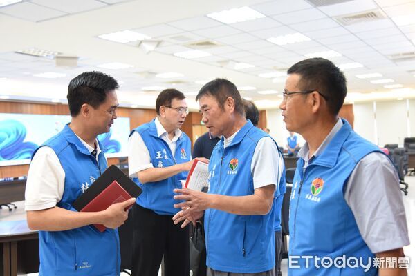 ▲針對後龍國中操場興建經費延宕案，苗栗縣長鍾東錦今天痛斥教育部很混蛋。（圖／苗栗縣政府提供）