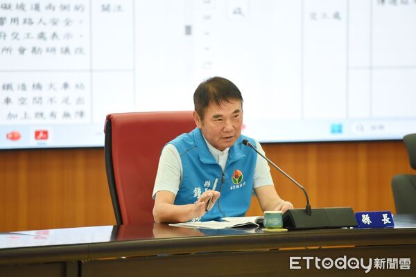 ▲針對後龍國中操場興建經費延宕案，苗栗縣長鍾東錦今天痛斥教育部很混蛋。（圖／苗栗縣政府提供）