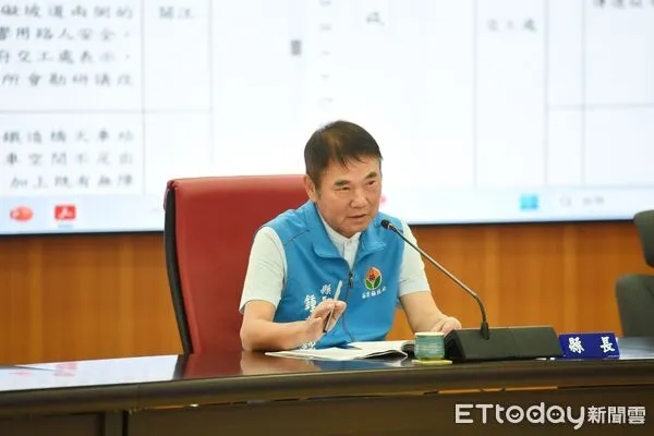 ▲針對後龍國中操場興建經費延宕案，苗栗縣長鍾東錦今天痛斥教育部很混蛋。（圖／苗栗縣政府提供）