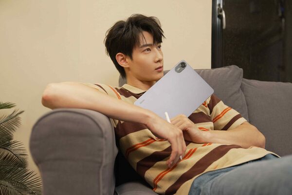 ▲新生代演員黃柏峰認了是「平板重度使用者」。（圖／小米提供）