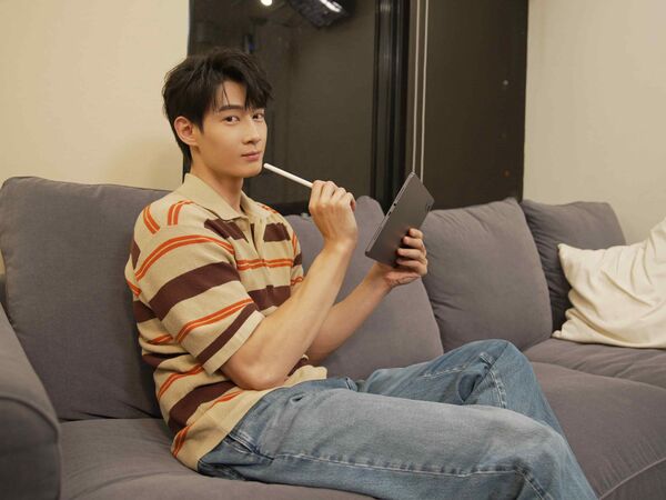 ▲新生代演員黃柏峰認了是「平板重度使用者」。（圖／小米提供）