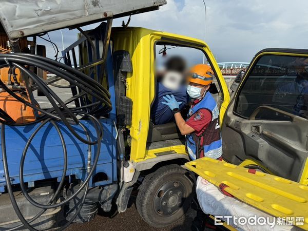 ▲台南曾文溪橋10日下午發生車禍，一輛小貨車與吊車碰撞，小貨車車頭全毀，駕駛受困車內傷勢嚴重。（記者林東良翻攝，下同）