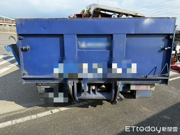▲台南曾文溪橋10日下午發生車禍，一輛小貨車與吊車碰撞，小貨車車頭全毀，駕駛受困車內傷勢嚴重。（記者林東良翻攝，下同）