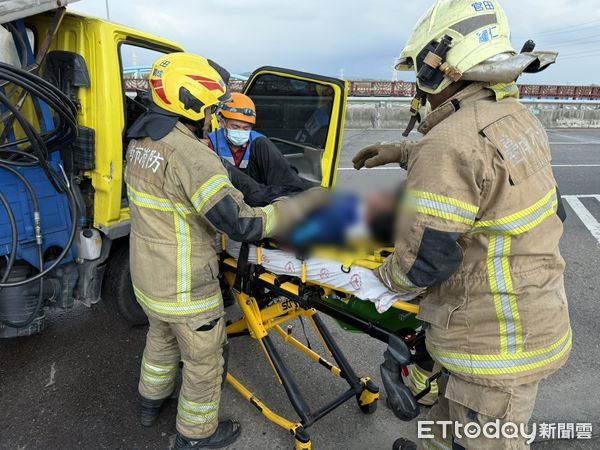 ▲台南曾文溪橋10日下午發生車禍，一輛小貨車與吊車碰撞，小貨車車頭全毀，駕駛受困車內傷勢嚴重。（記者林東良翻攝，下同）