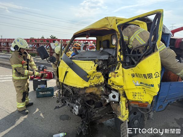 ▲台南曾文溪橋10日下午發生車禍，一輛小貨車與吊車碰撞，小貨車車頭全毀，駕駛受困車內傷勢嚴重。（記者林東良翻攝，下同）