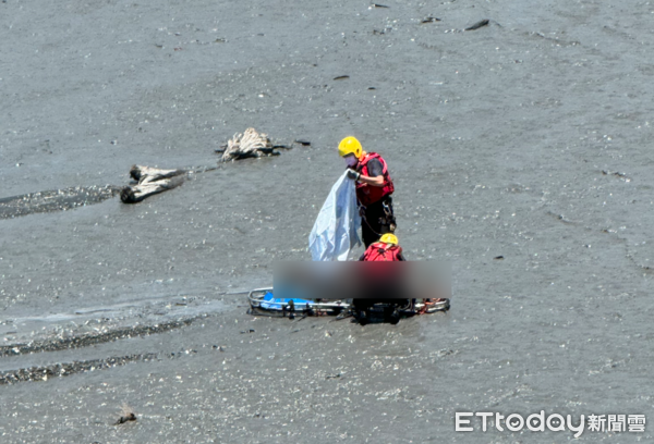 ▲集集鎮集鹿大橋鹿谷端橋下出現浮屍，消防隊出動打撈上岸。（圖／記者高堂堯翻攝）