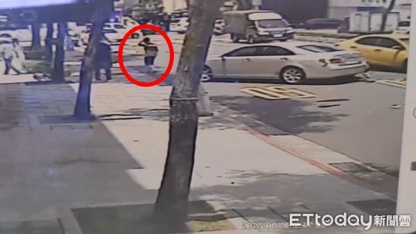 ▲板橋死亡車禍，68歲運將闖紅燈撞擊瞬間曝光（圖／記者陳以昇翻攝，下同）