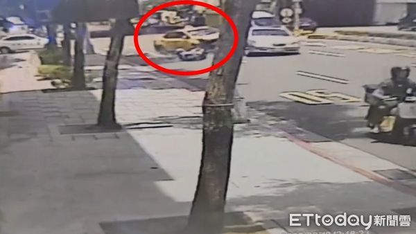 ▲板橋死亡車禍，68歲運將闖紅燈撞擊瞬間曝光（圖／記者陳以昇翻攝，下同）