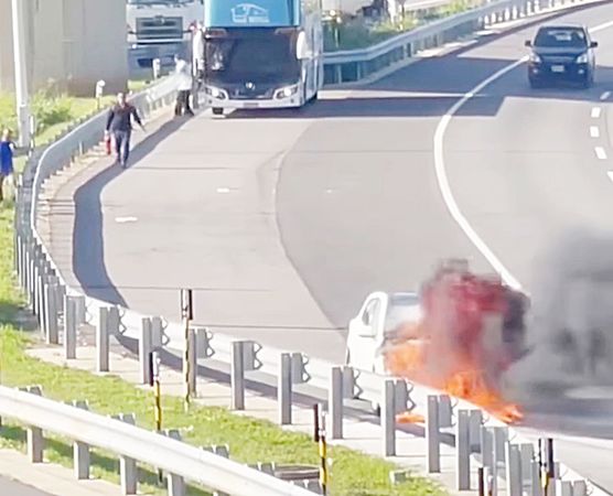 ▲國2東向大園段下午近4時許發生火燒車，駕駛急忙提滅火企圖滅火。（圖／國道一隊提供）
