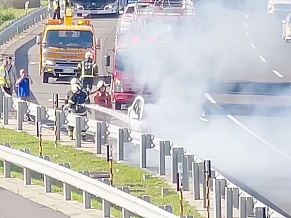 ▲國2東向大園段下午近4時許發生火燒車，桃園市消防局派員灌救。（圖／國道一隊提供）