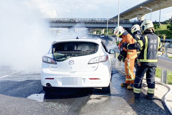 ▲國2東向大園段下午近4時許發生火燒車，警消撲滅火勢後查看車內有無人員受損狀況。（圖／國道一隊提供）