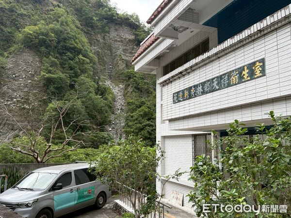▲花蓮慈濟醫院家庭醫學部陳志強醫師（右）與張友薰護理師（左）共同出隊，正式試行重啟天祥假日門診服務。（圖／慈濟醫學中心提供，下同）