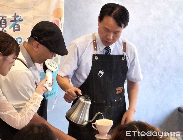 ▲▼    嘉基攜手玉津咖啡打造照顧者支持角落家庭照顧者喘息咖啡簽約記者會   。（圖／嘉義基督教醫院提供）