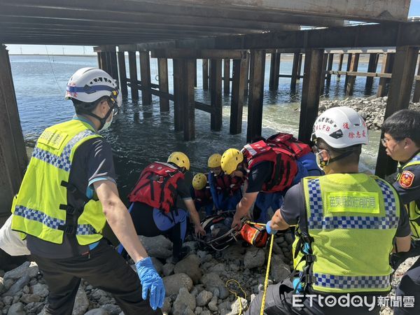 ▲苗栗釣客被沖進涵管，獲救時已明顯死亡。（圖／記者楊永盛翻攝，下同）