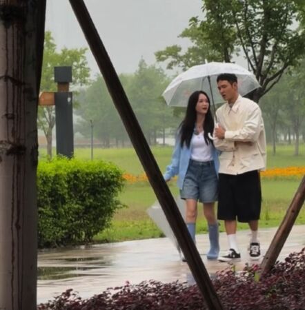 ▲陳喬恩與阮經天近日因共同參與綜藝節目《你好時光》，兩人同撐一把傘。（圖／劇照、翻攝自微博）