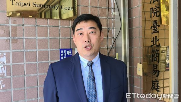 ▲▼國民黨立委翁曉玲委任律師葉慶元，今（10日）到台北地院出庭指曹興誠求償4千萬無依據，反可能涉及重大背信。（圖／記者黃哲民攝）