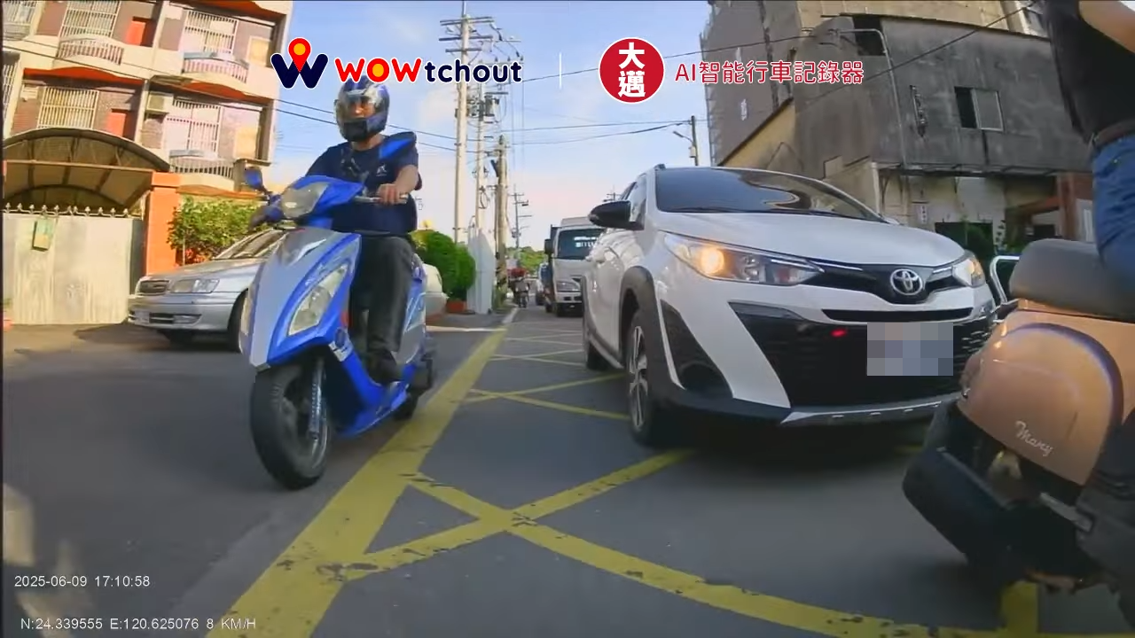 ▲▼女騎士停等紅燈，結果不斷被後方駕駛鳴按喇叭。（圖／翻攝YouTube／WoWtchout - 地圖型行車影像分享平台）