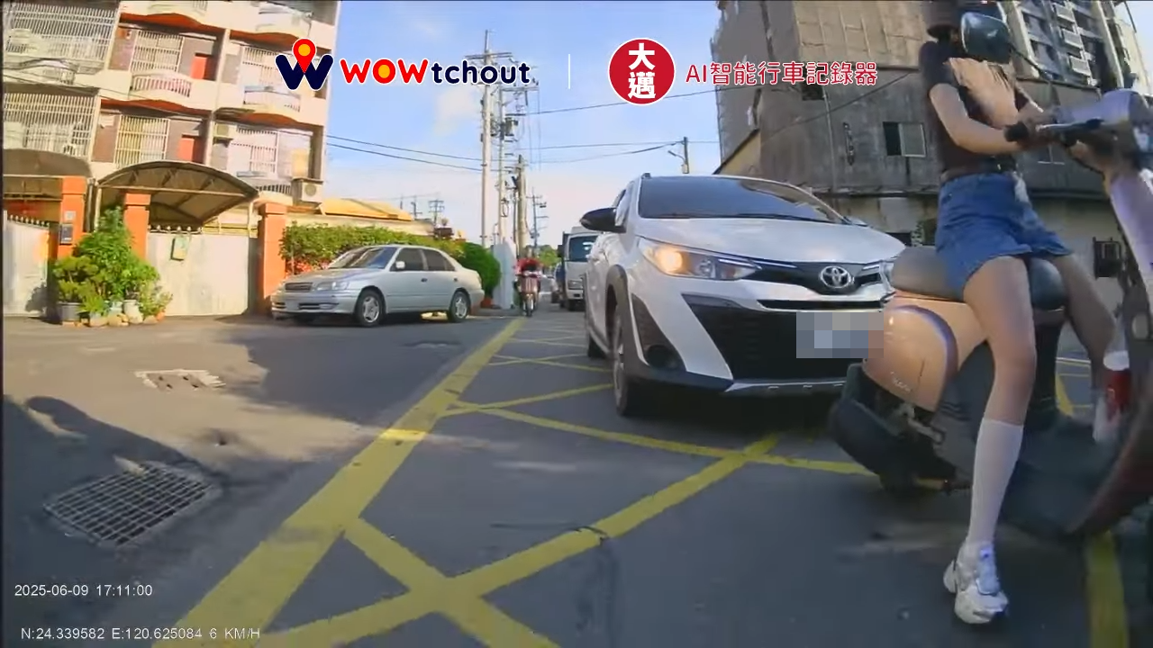 ▲▼女騎士停等紅燈，結果不斷被後方駕駛鳴按喇叭。（圖／翻攝YouTube／WoWtchout - 地圖型行車影像分享平台）